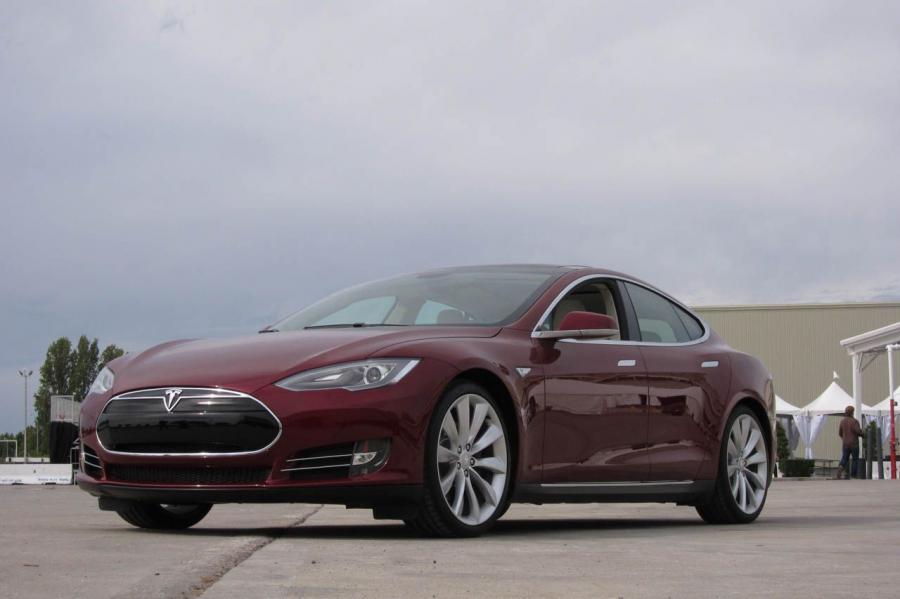  Tesla Model S Beta 2011 года  (фото 35 из 39)